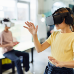 petite fille dans un casque VR